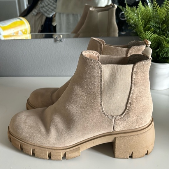 STEVE MADDEN Howler Chelsea Bootie in Sand Suede - Size 9M - Picture 1 of 5